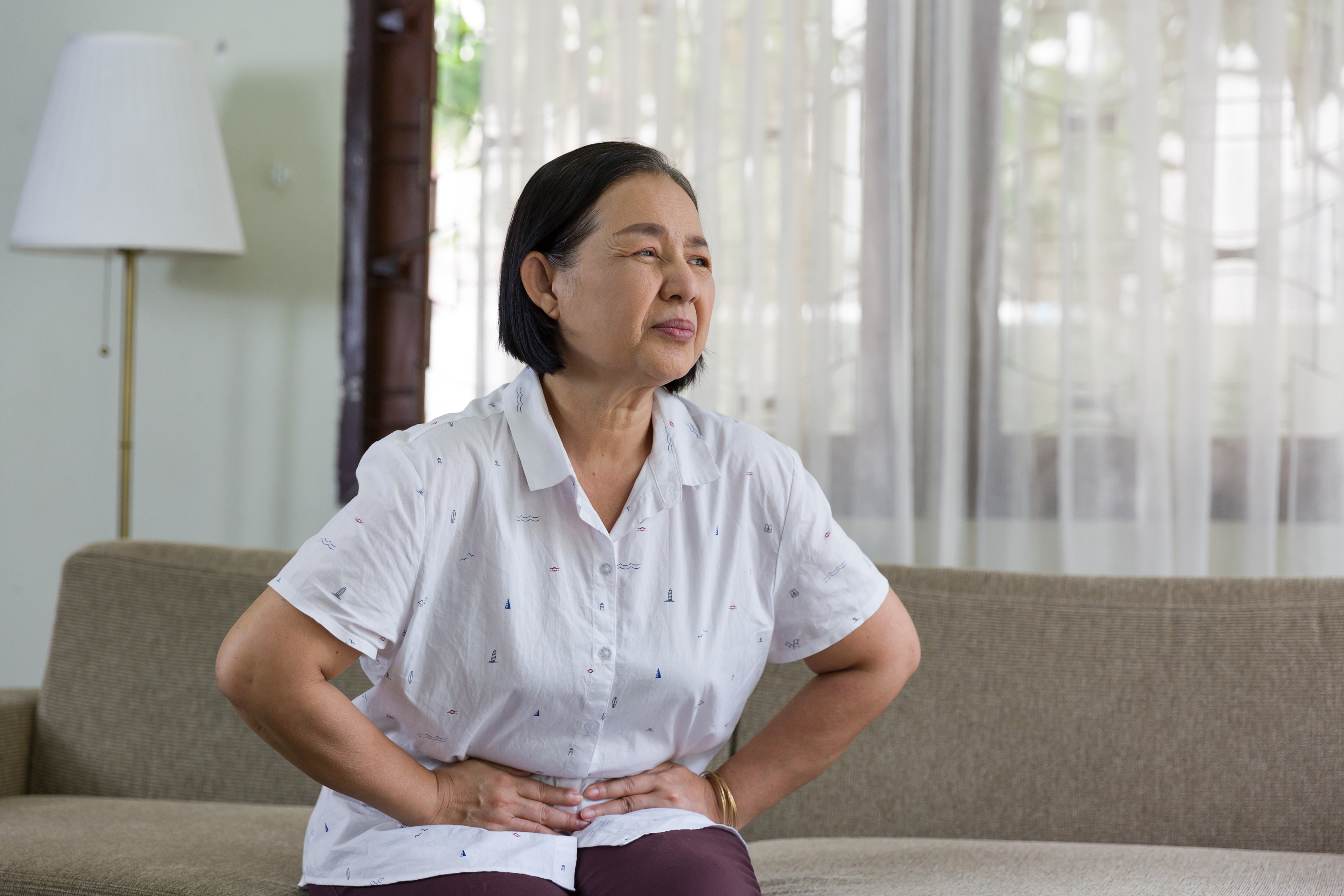 有一位55歲婦女經常腹痛。