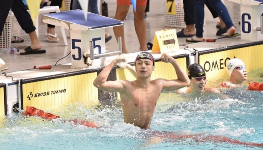 何肇倫過去曾多次刷新學界游泳紀錄,在學界有「背王」的稱號。