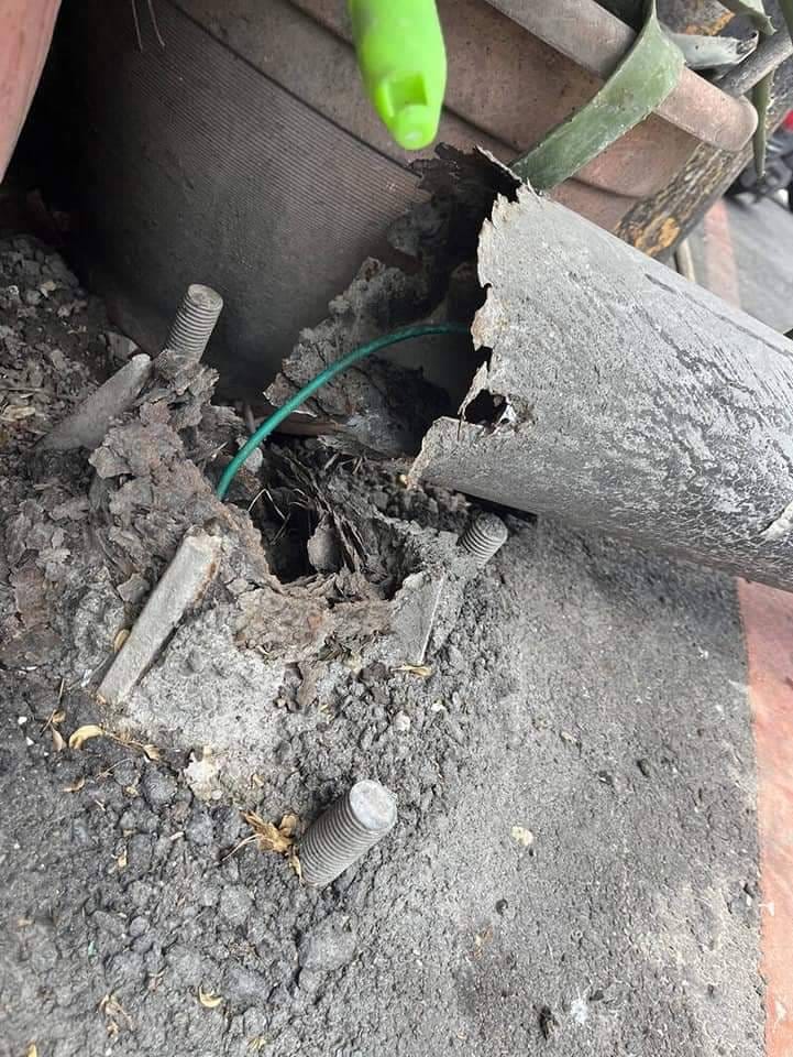 久年未維護、重達千斤的交通號誌倒塌。