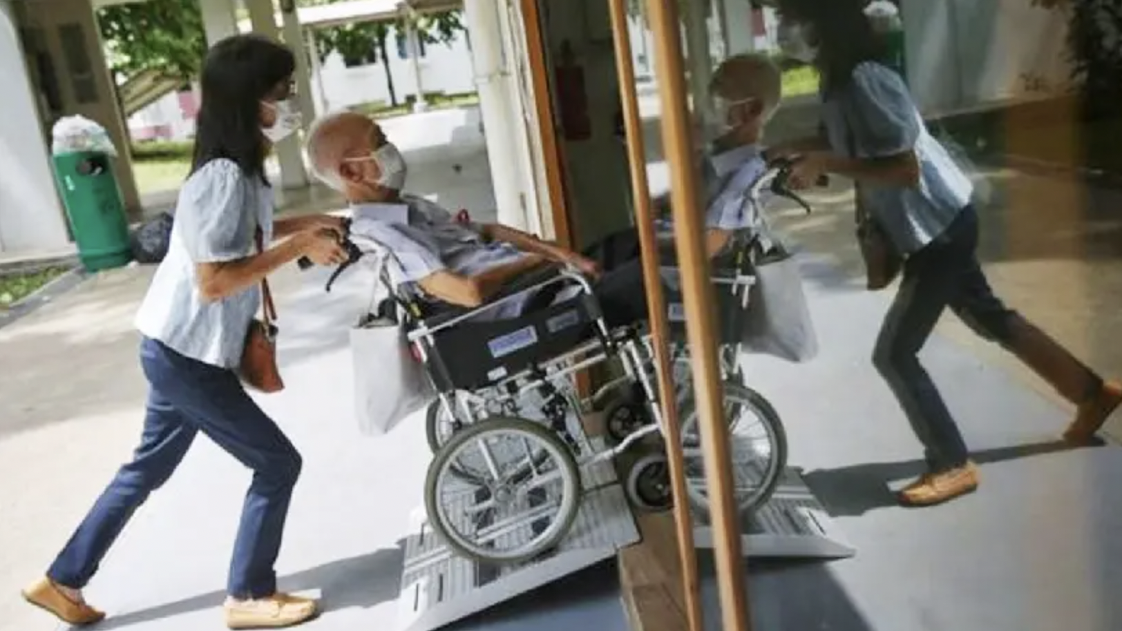 新加坡一名72歲孝順女辭職照顧近百歲失智父親,每天陪伴父親到醫院復診。