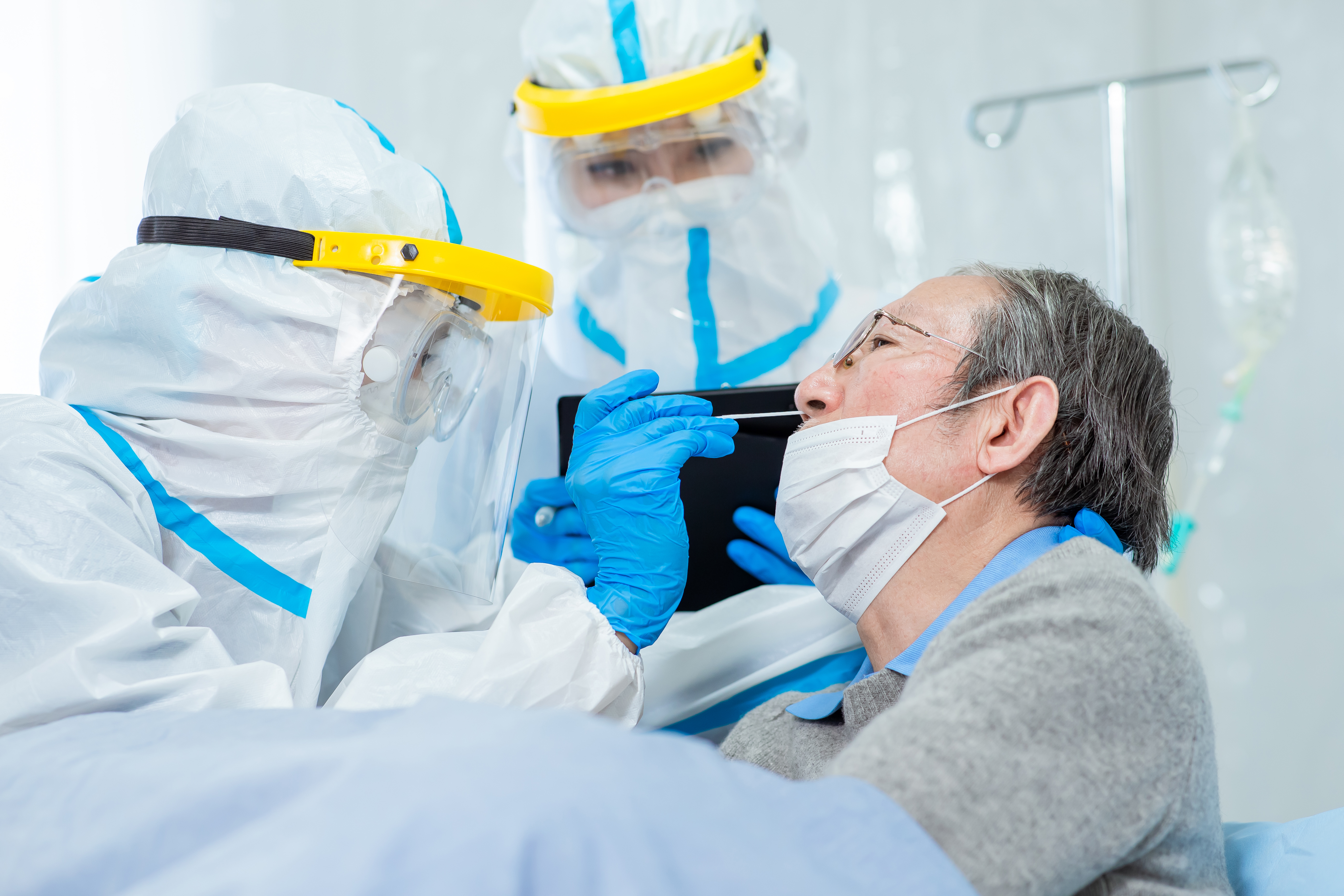 香港民意研究所調查發現，近半成受訪長者認為未來新冠病毒病徵會變得輕微，12%受訪者或家人曾經快測陽性未有上報。