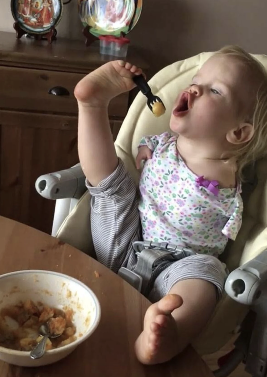 Vasilina努力學習用腳吃飯的視頻讓不少網友淚目。