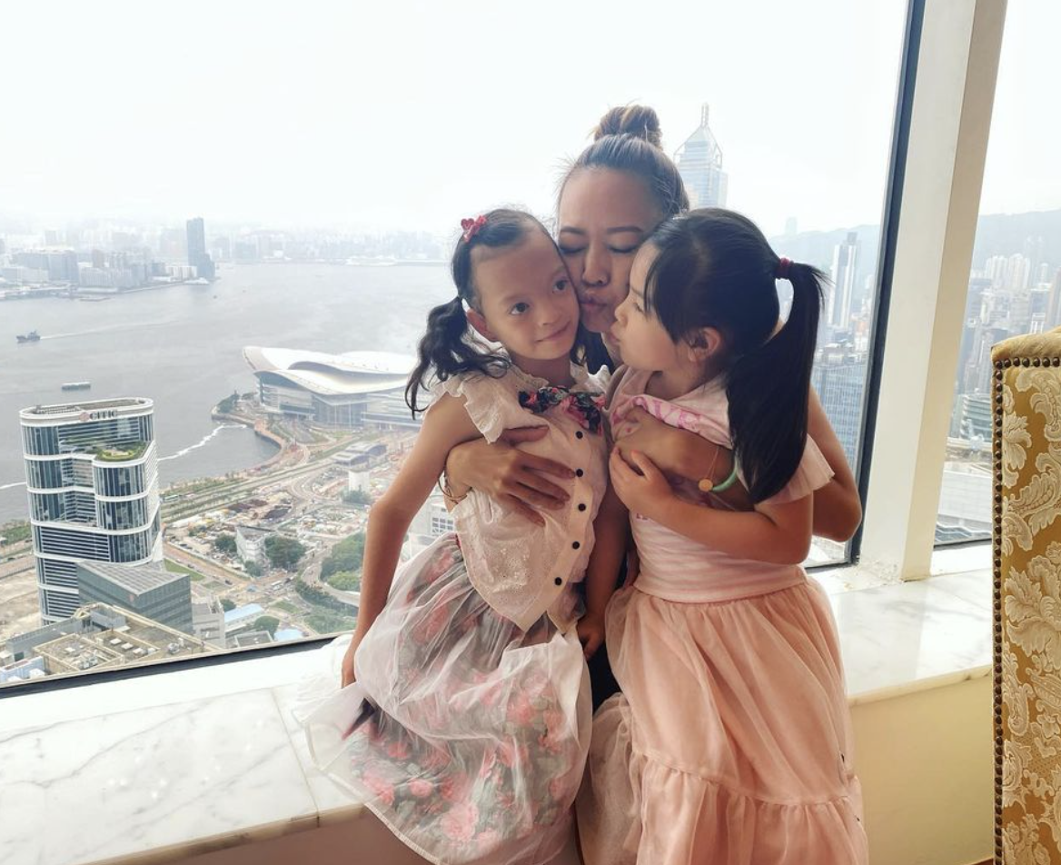 香港藝人鍾麗淇(Margaret)婚後育有兩名愛女。