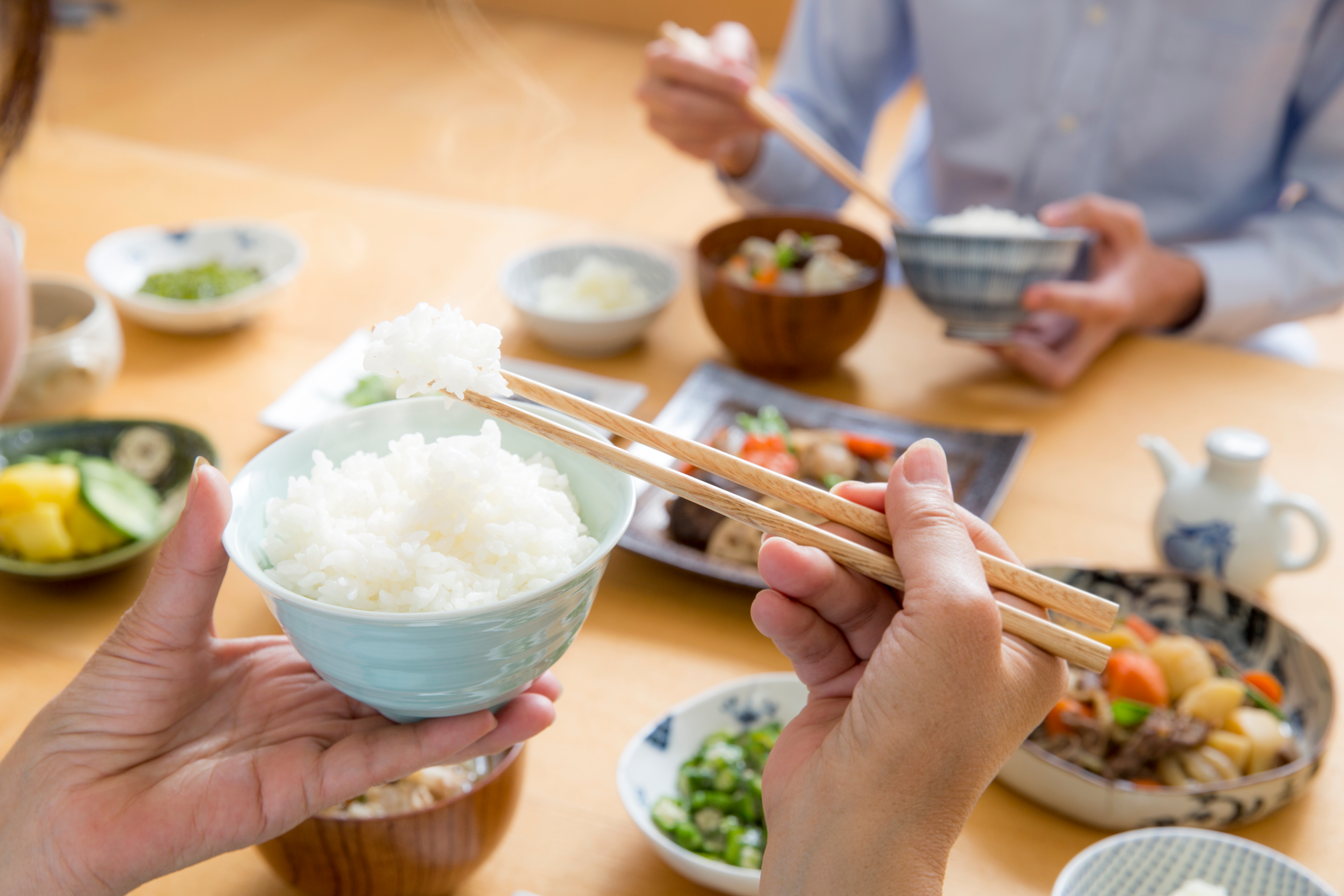 在挑選益生菌配方時,需了解西方人士高蛋白飲食,及亞洲人以碳水化合物為主食的腸道環境對「益菌」需求有所不同。本地大學研發專利「G-NiiB M3XTRA 護腸配方」專為亞洲人腸胃而設。