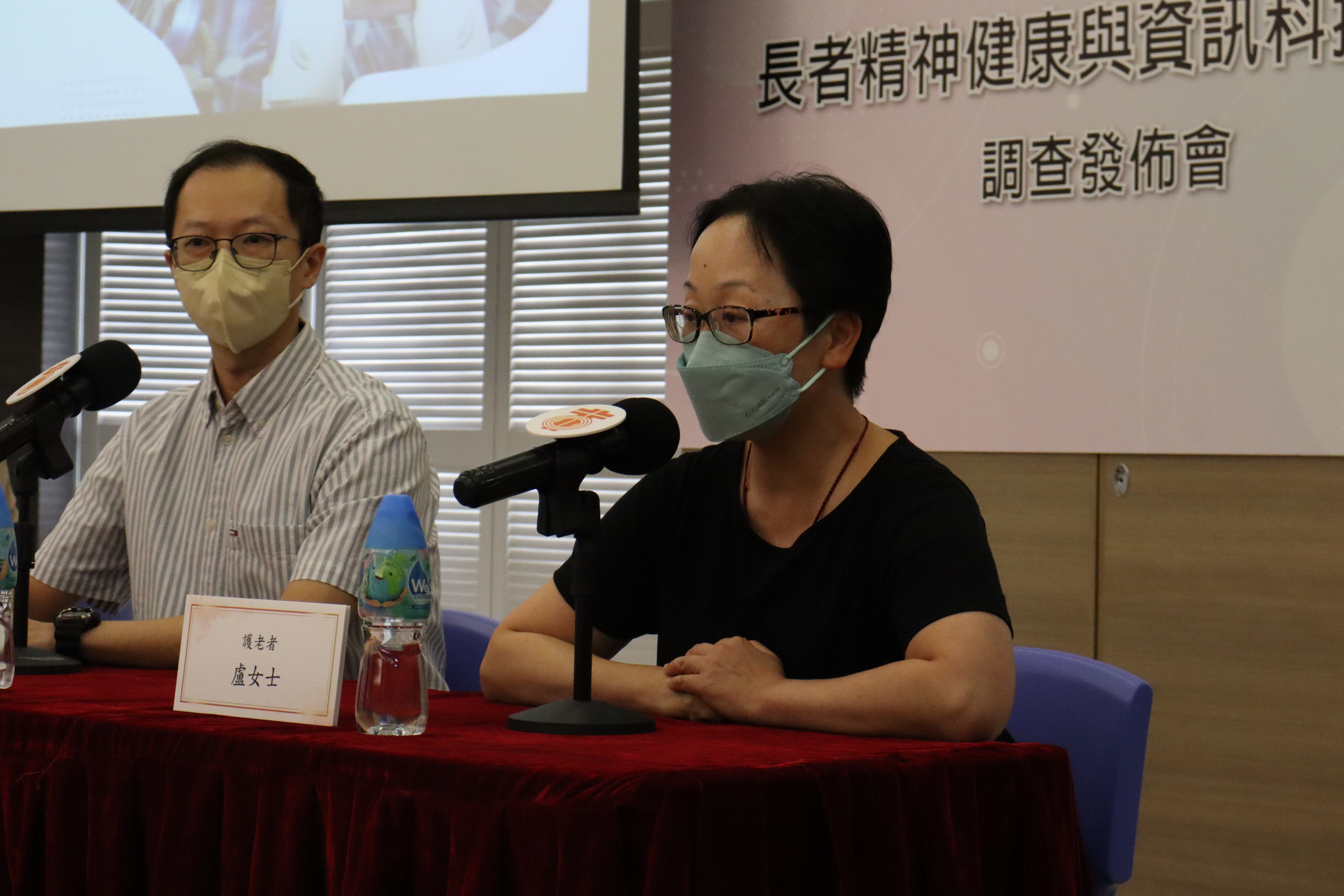 盧女士曾因疫情未能探訪居於安老院 的母親而感到焦慮不安。