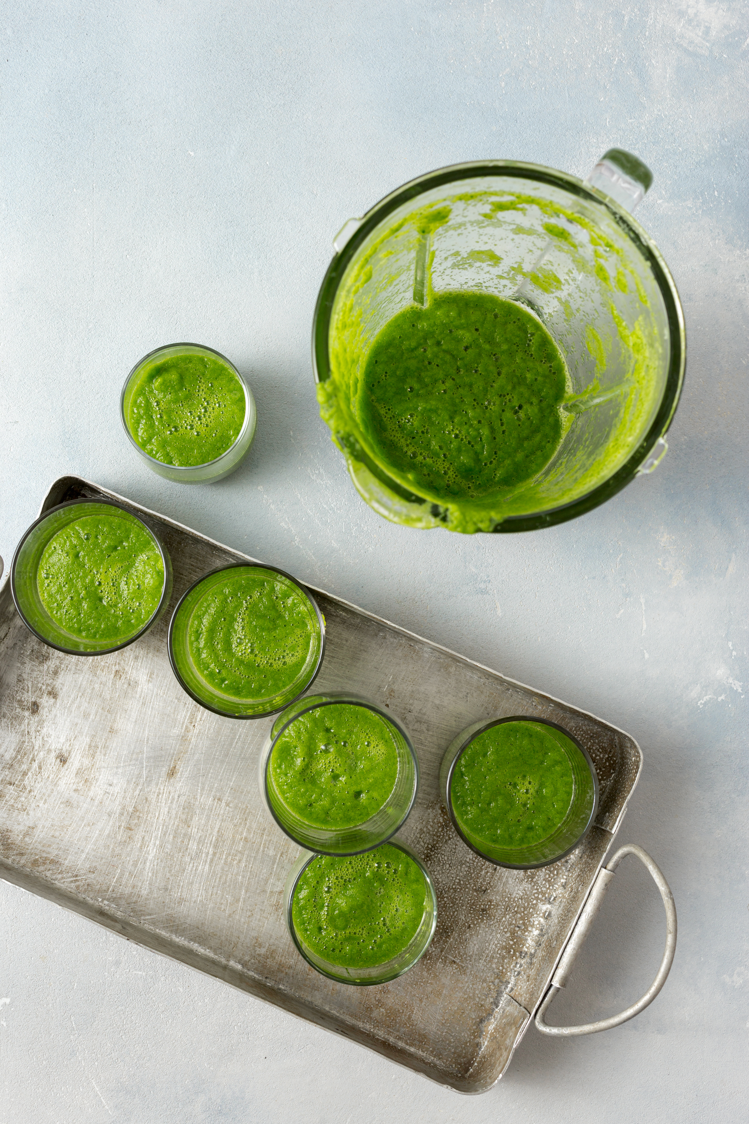 她將喝不完剩下的蔬菜汁放入雪櫃內冷藏。