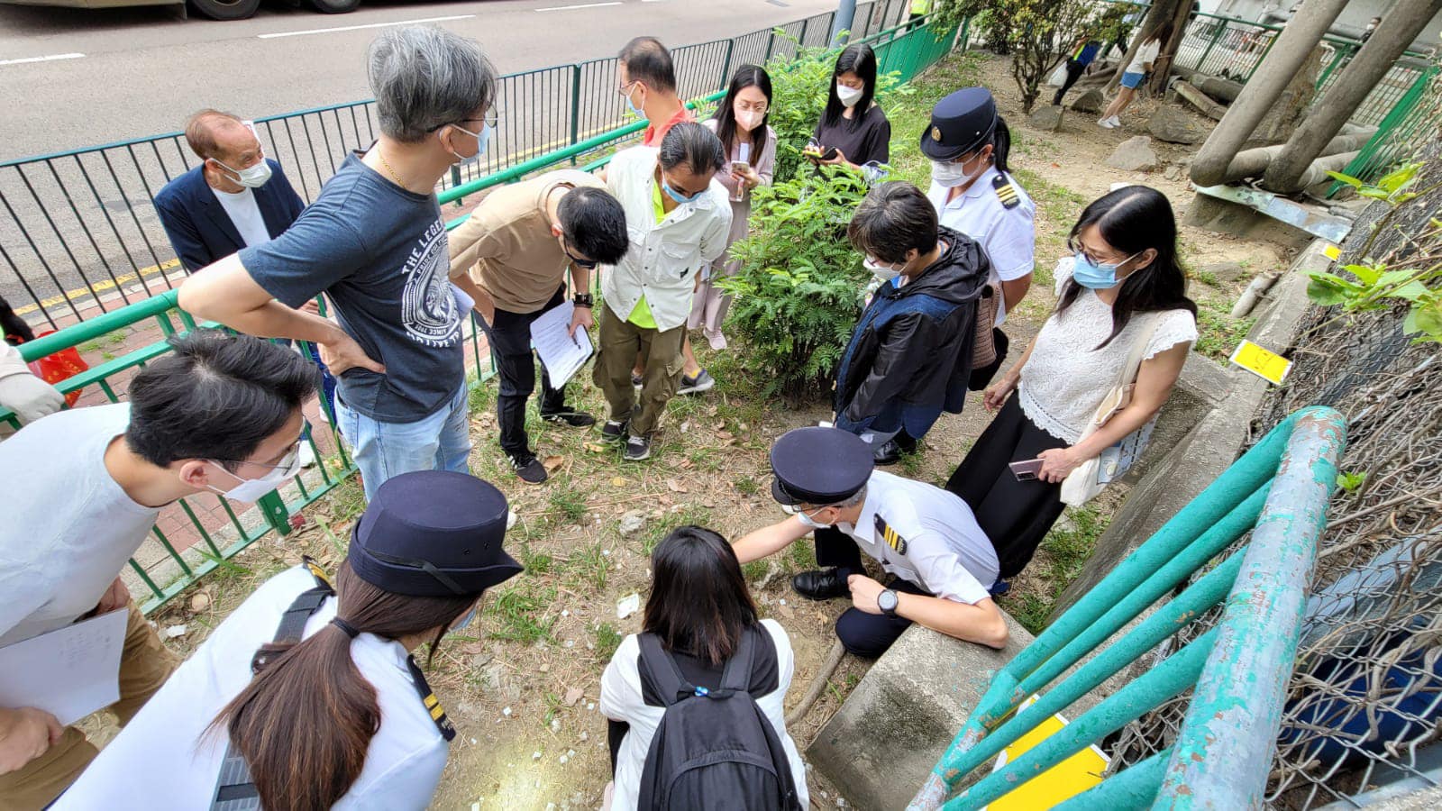 屯門區議員黃虹銘在社交媒體發文指,今日(24日)聯同房屋署、食環署等部門,並到場巡視,估計現場可以多達過百隻老鼠。