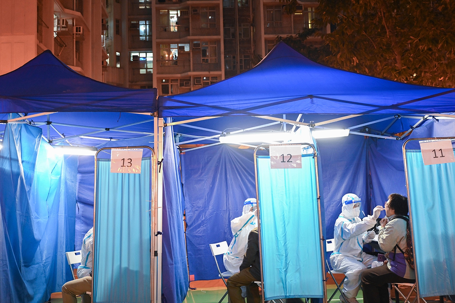 政府在10月的突擊抽查強檢公告的大廈行動中,共發現446人未遵從強制檢測公告,當中263人被罰款,為庫房進帳263萬元。