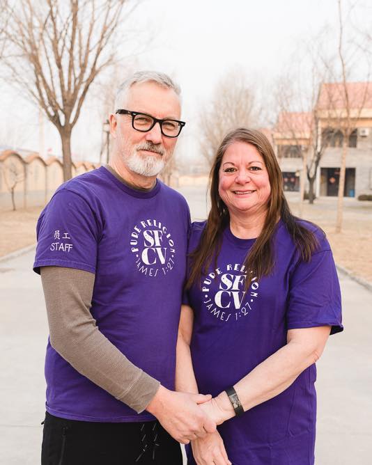 他與妻子決定放棄舒適去幫助有需要幫助的人。