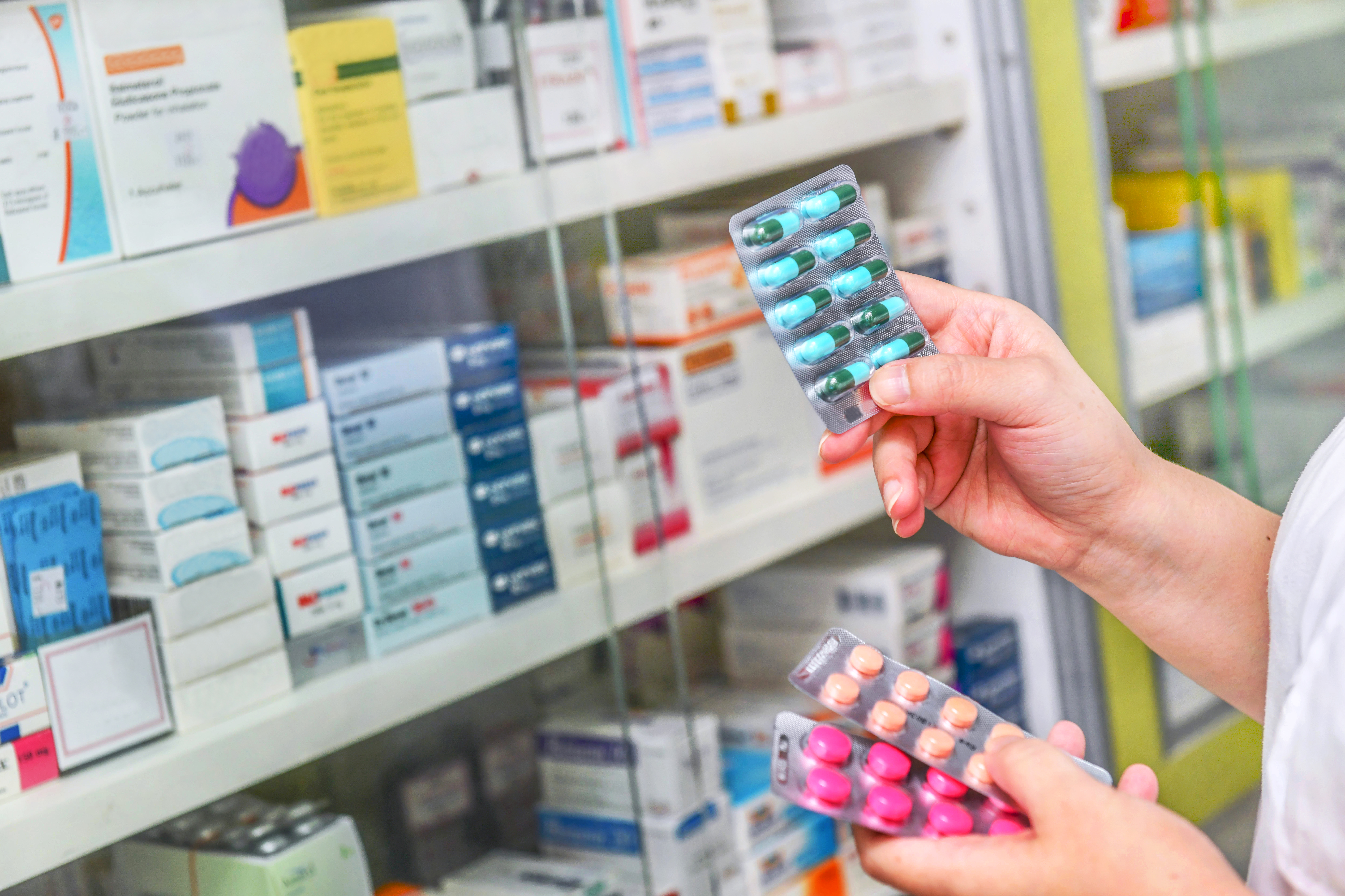 政府規定含撲熱息痛(Paracetamol)或阿士匹靈(Aspirin)等6種成分的止痛退燒藥,明年10月起只准於持牌藥房或藥行發售。