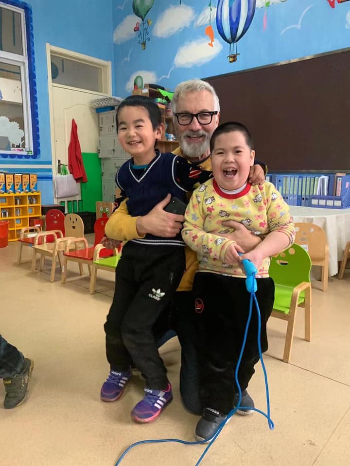 孩子們臉上都掛著幸福的笑容。