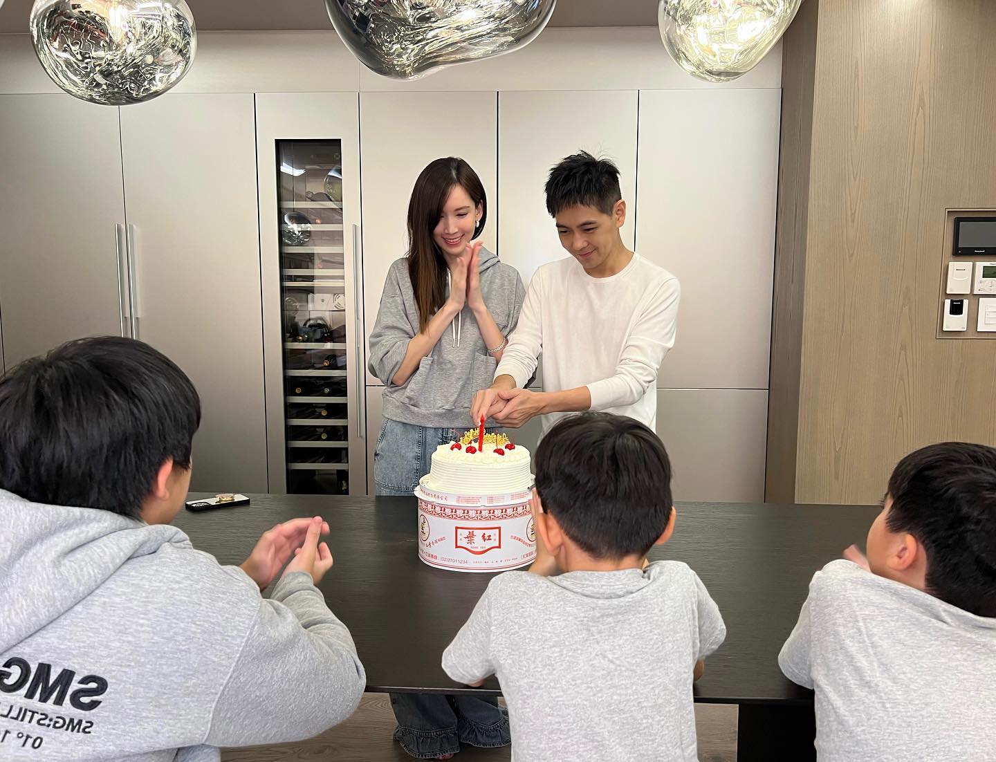上週六(15日)林志穎久違曬出慶生近照。