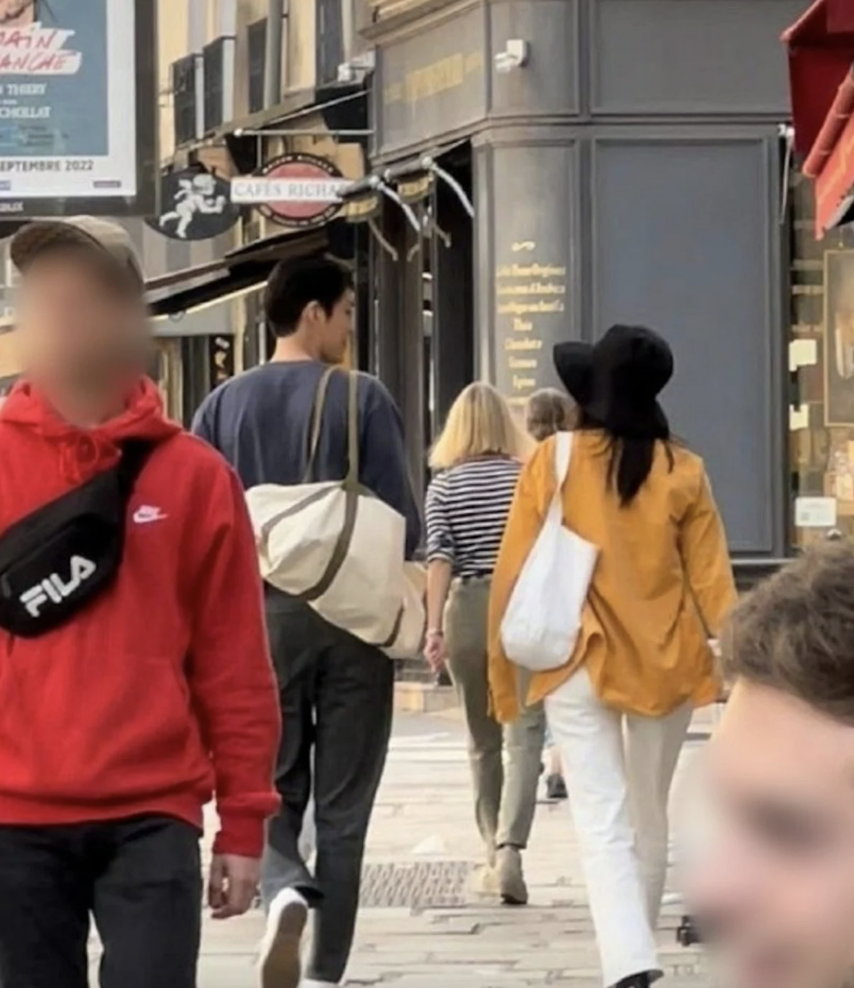 日前有網友拍到申敏兒與金宇彬在巴黎約會的身影。