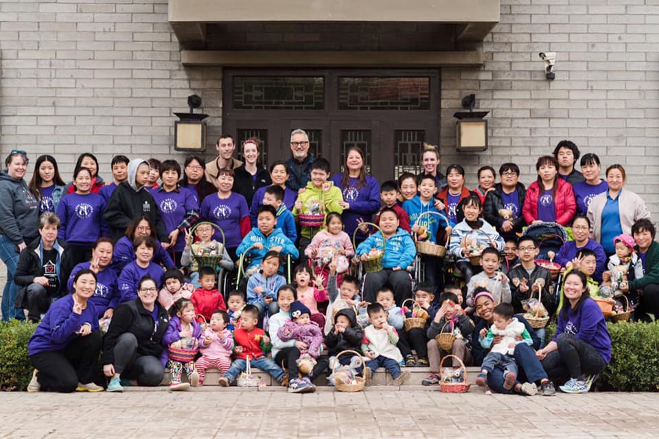 美國一名男子,貝天牧(Tim Baker)至今已收養近4000名中國孤兒。