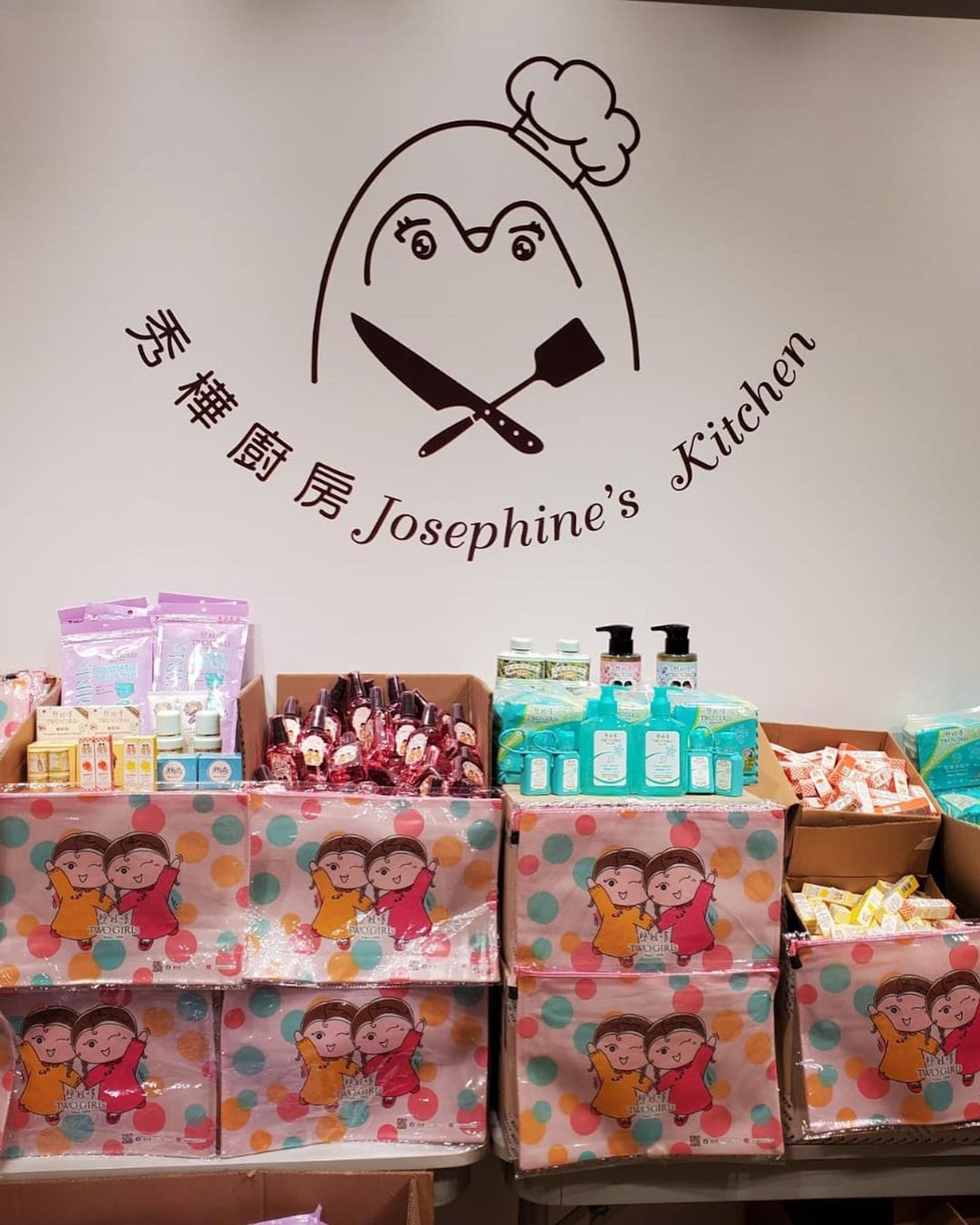 餐廳也會不定時派發生活物資予基層家庭。