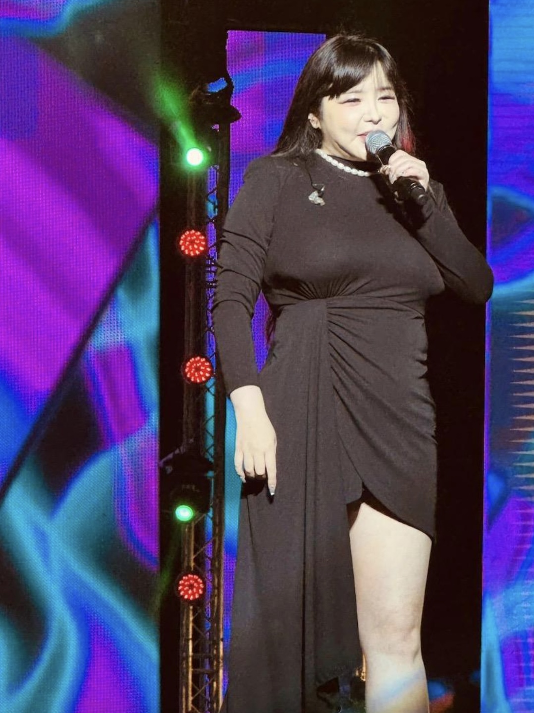 粉絲發現身穿黑色連身裙的朴春,身材明顯復胖。