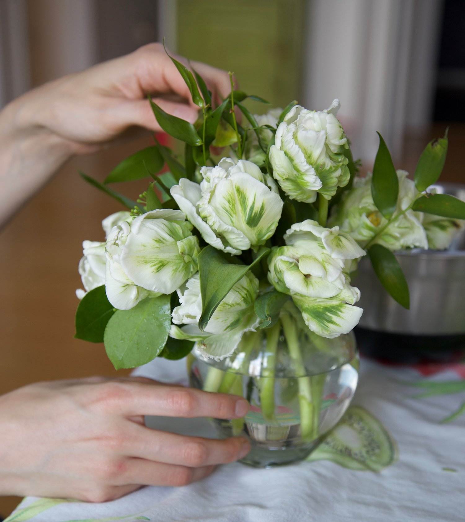 鮮花大部分為白玫瑰、白繡球花和其他白色花朵。