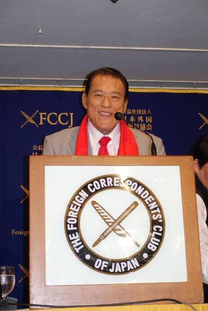 豬木在1989年投入政界,成為日本史上第一位摔角國會議員。