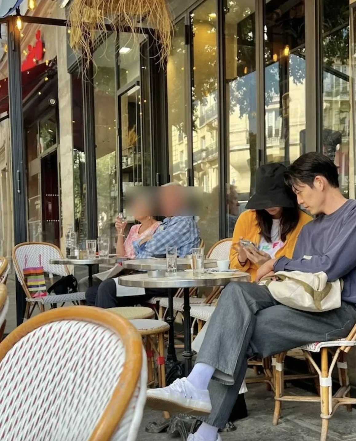 兩人依偎在一起聊天、分享手機上有趣的事。