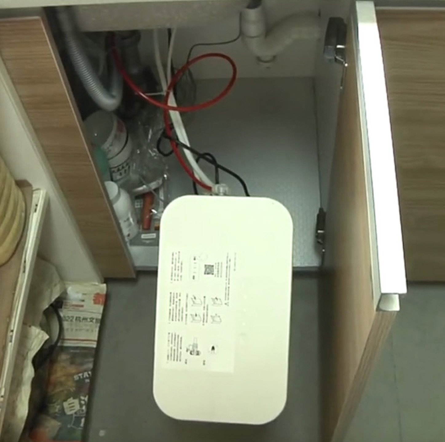 媽媽檢查後發現淨水器的水管確實裝反了,接到了下水道水管的出水口。