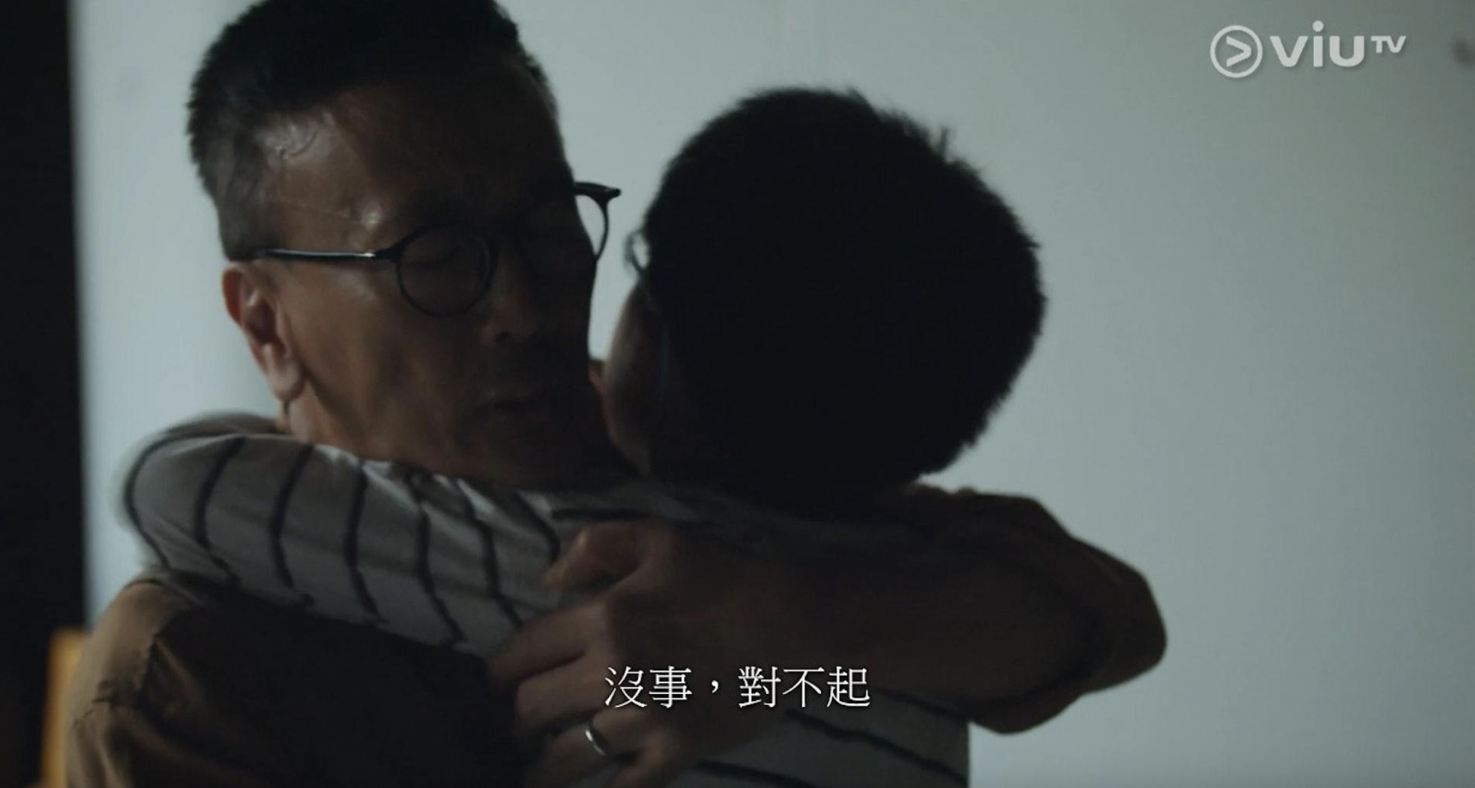 校長奮不顧身地抱緊安撫聰聰。