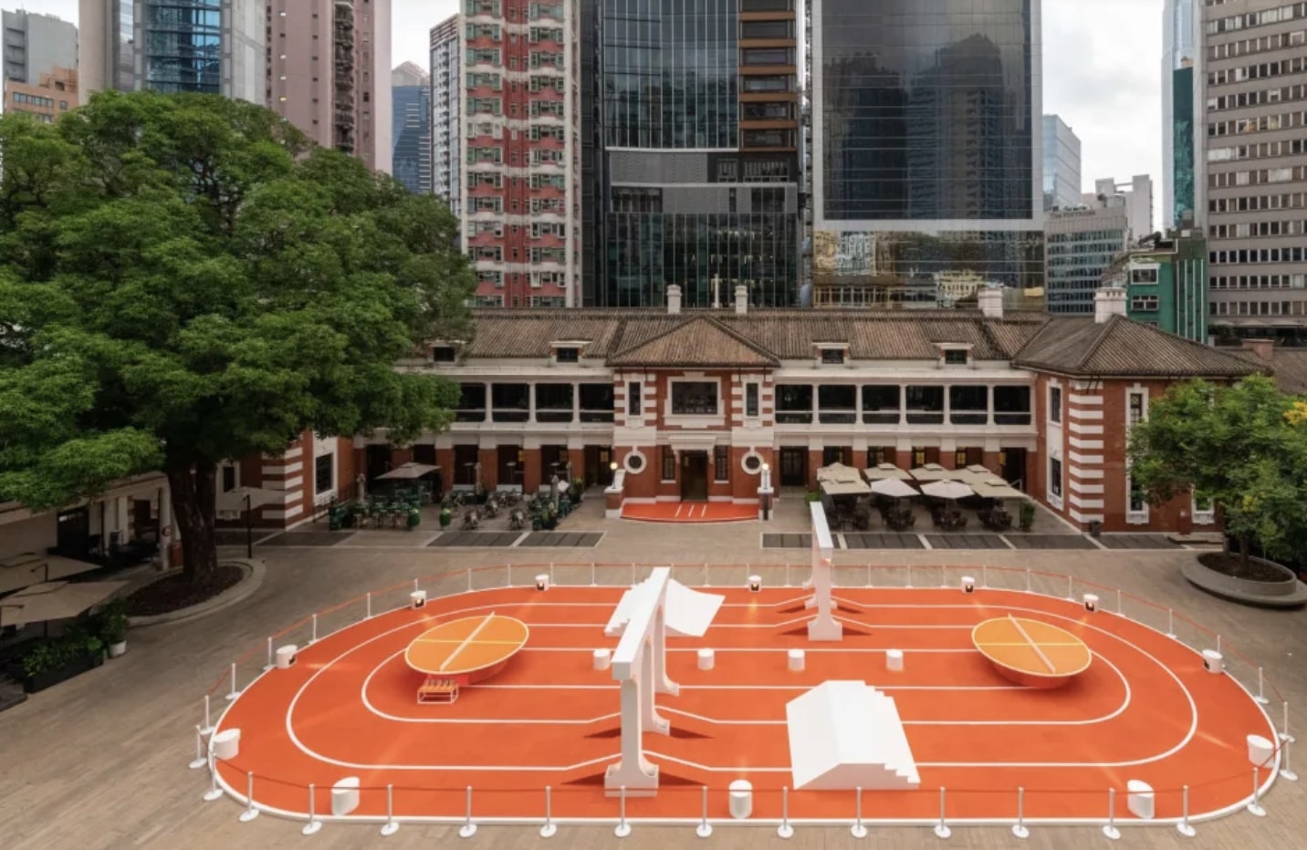 Hermès於中環大館舉行「HermèsFit in Hong Kong」活動,中庭檢閱廣場變成Hermès橙色的運動場。