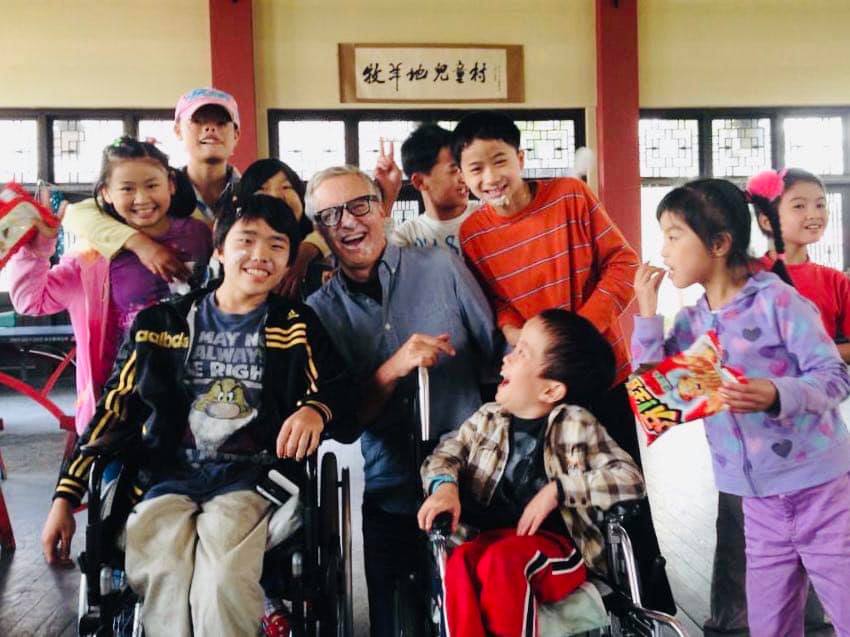 他們放心不下孤兒院裡的其他小朋友,於是決定自己創立孤兒院。