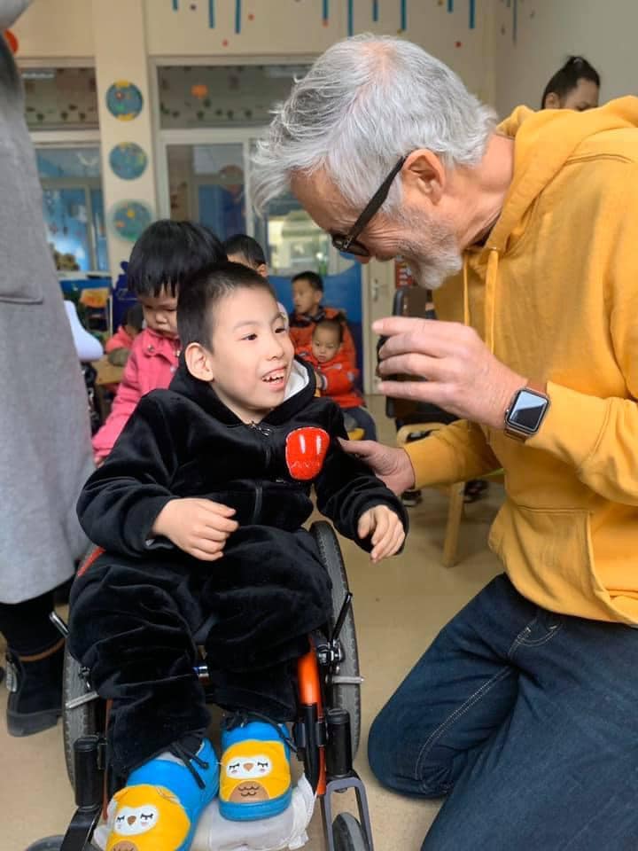 他幫孩子們洗澡,陪他們玩。耍