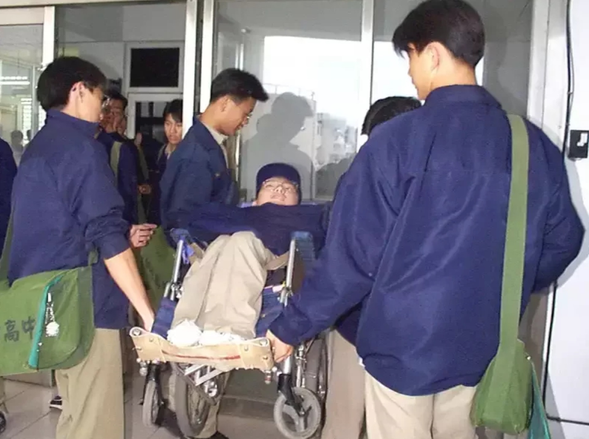 陳俊翰不僅考取台大法律、會計雙學士,更是2006年律師高考榜首。