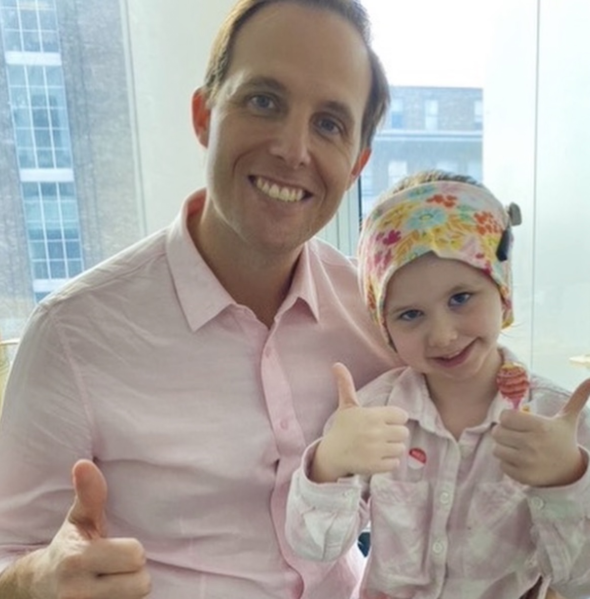 媽媽找到外科醫生杜塞爾多普（ Joe Dusseldorp），讓女兒成為接受重建耳朵手術的全國第一人。