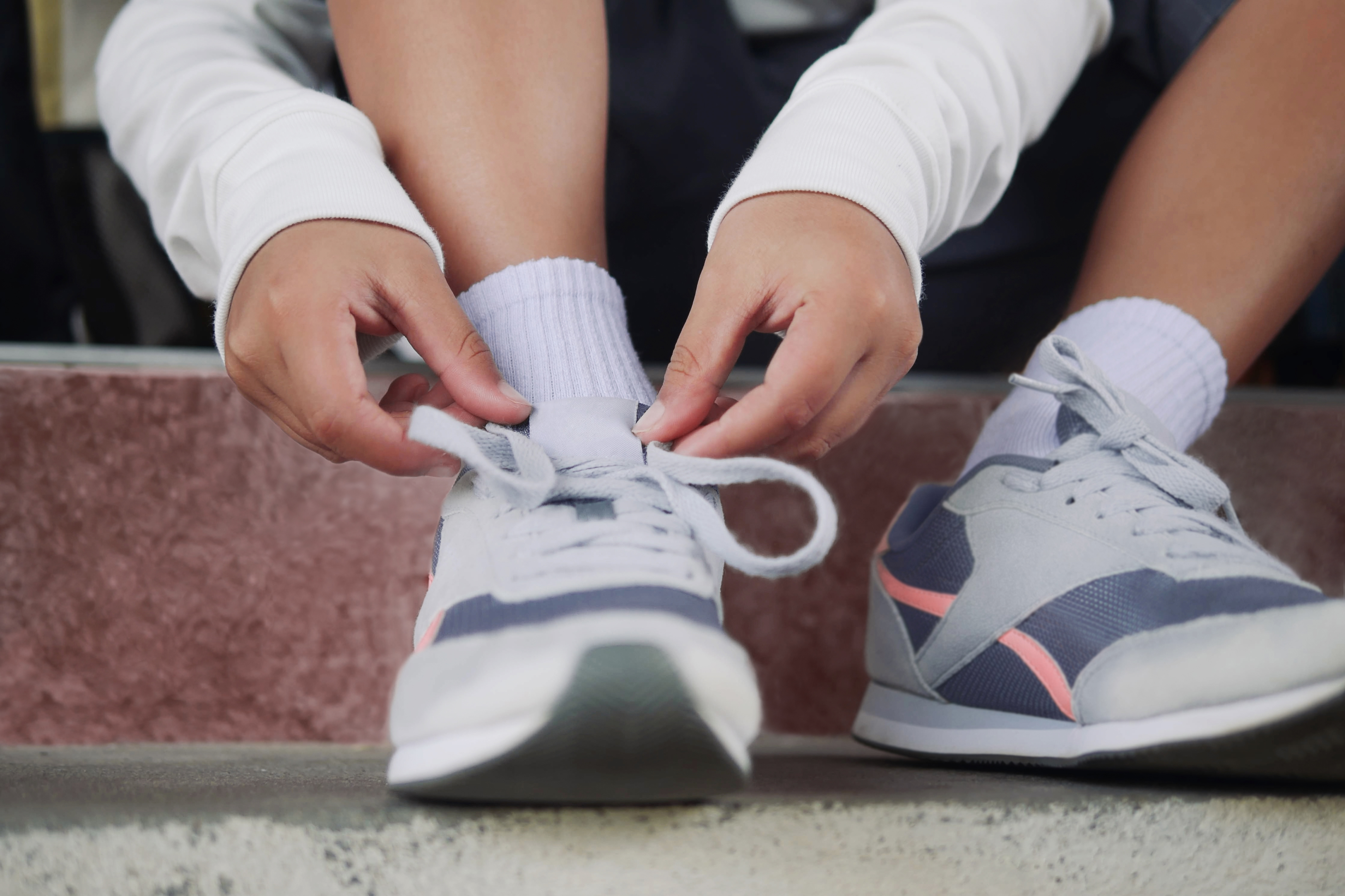 男童在家中穿鞋時突然痛苦慘叫。