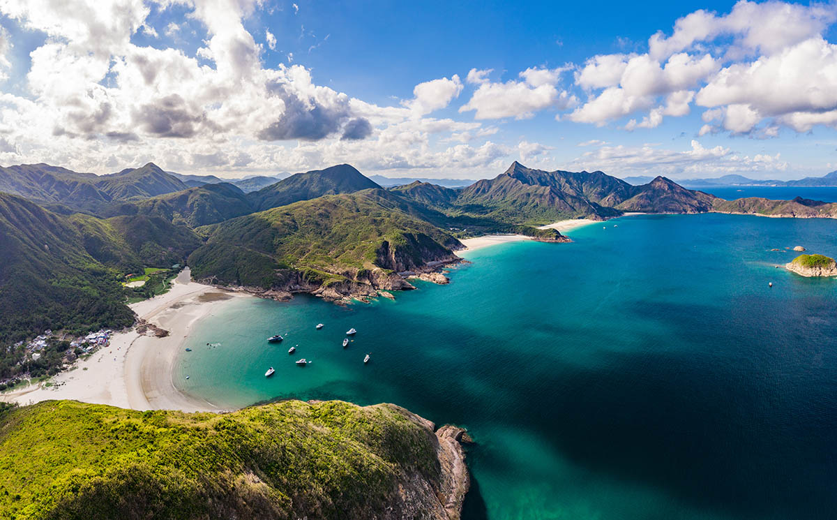 大浪灣營地分割成上、下兩部份。上截位於山坡地，下截瀕臨海邊，環境寧恬怡人。
