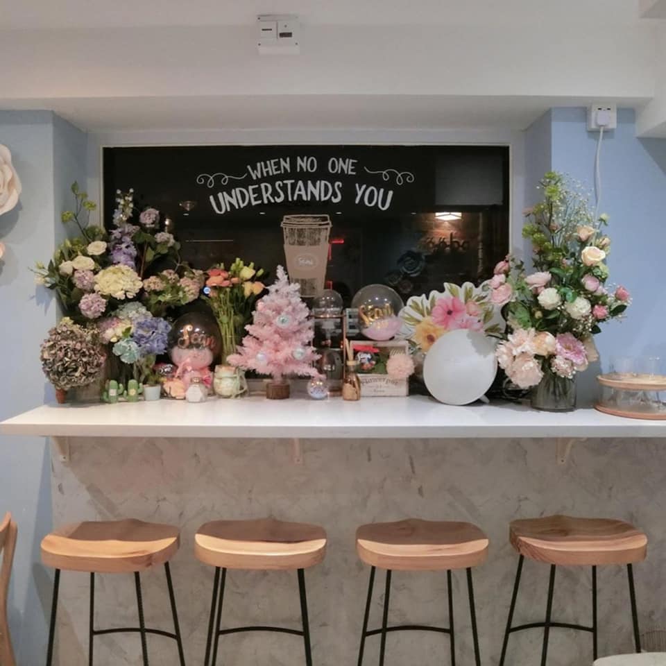 Séan Cafe 以花系主題裝潢。