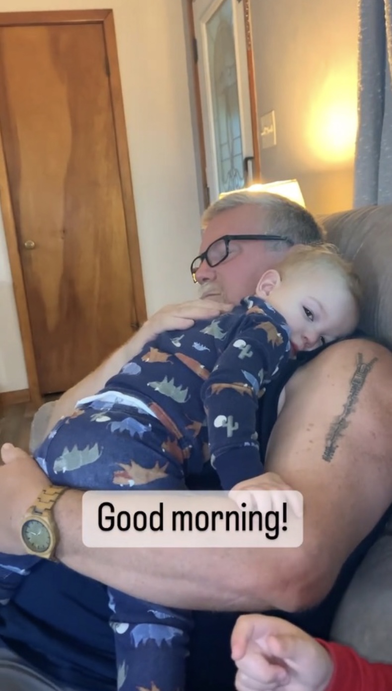 Sawyer的外公為鼓勵外孫,於是在手臂上紋上與外孫胸前疤痕近似的圖案。