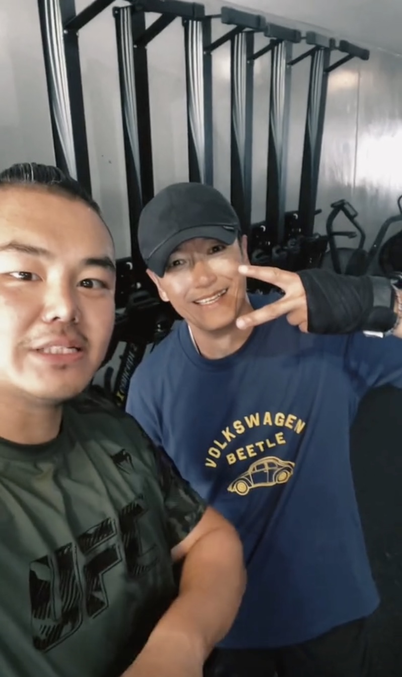 教練許博焱在抖音分享與三哥的日常運動影片。