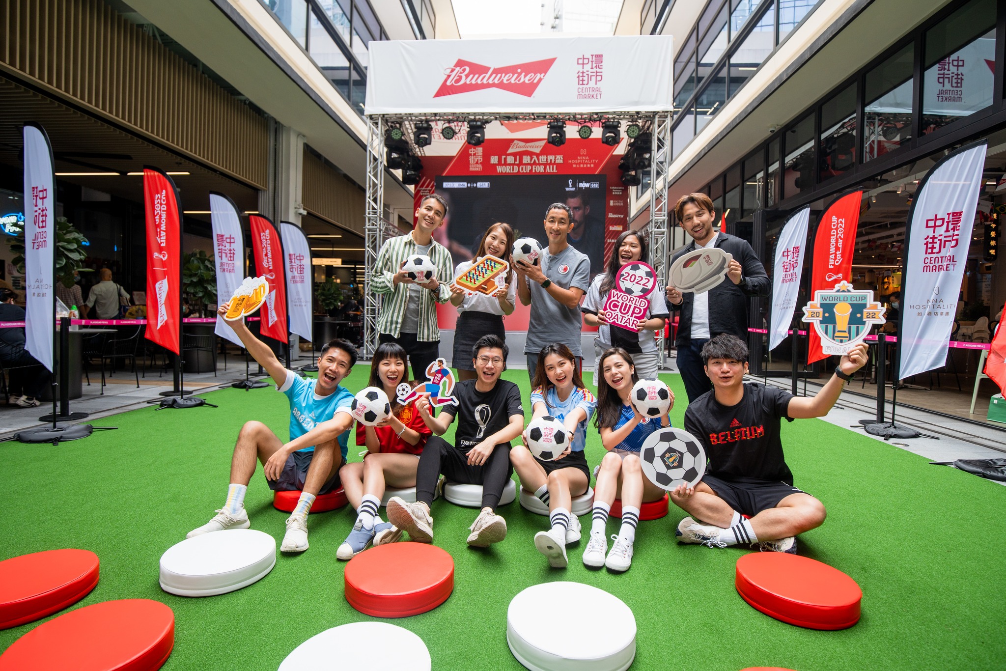中環街市在世界盃期間推出「親「動」融入世界盃 World Cup for All 」,跟球迷一起感受世界盃的熱鬧氣氛。