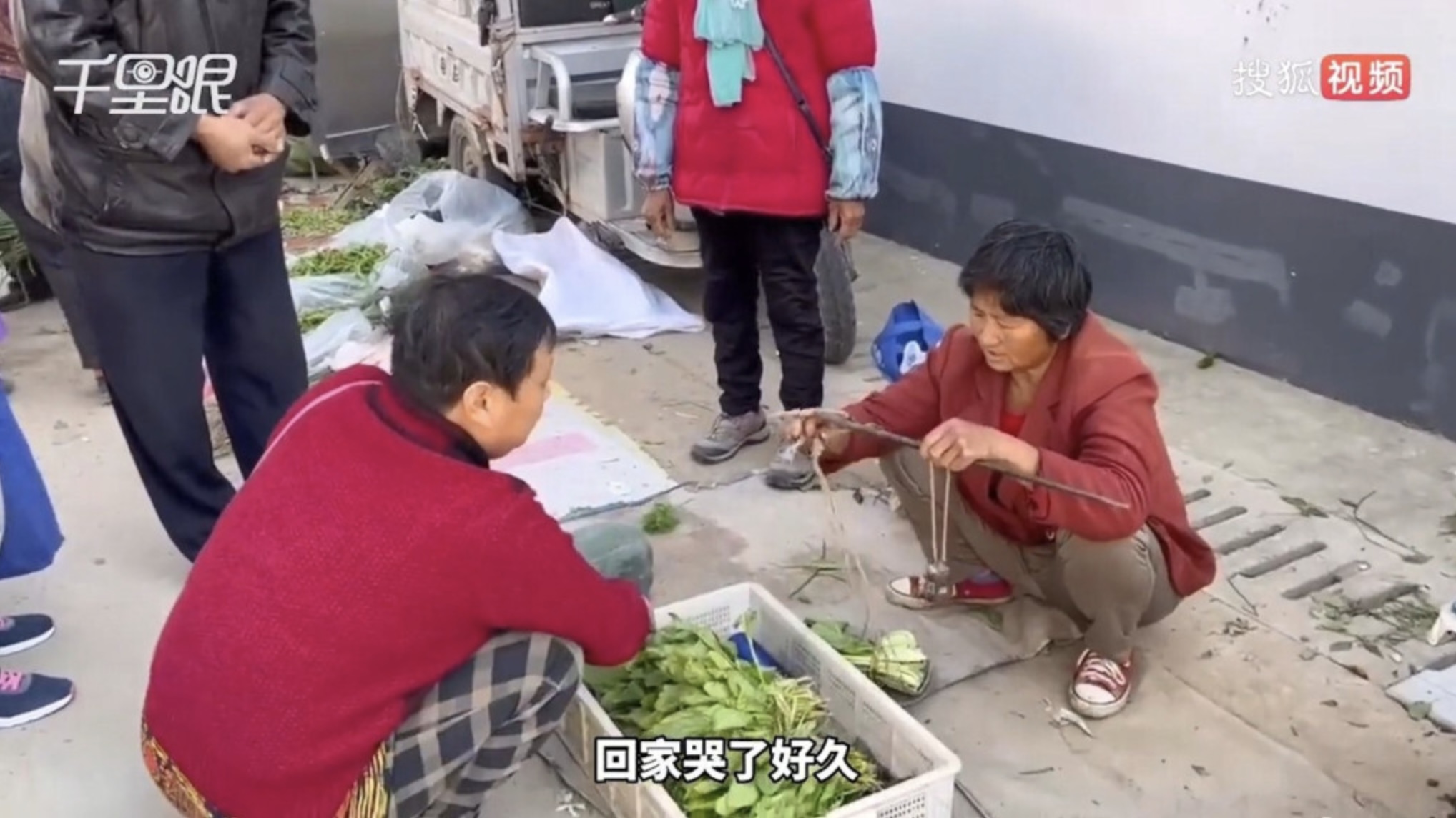 有一次賣菜時收到了1張100元(約108港元)的假鈔,她痛心在家哭了好幾天。