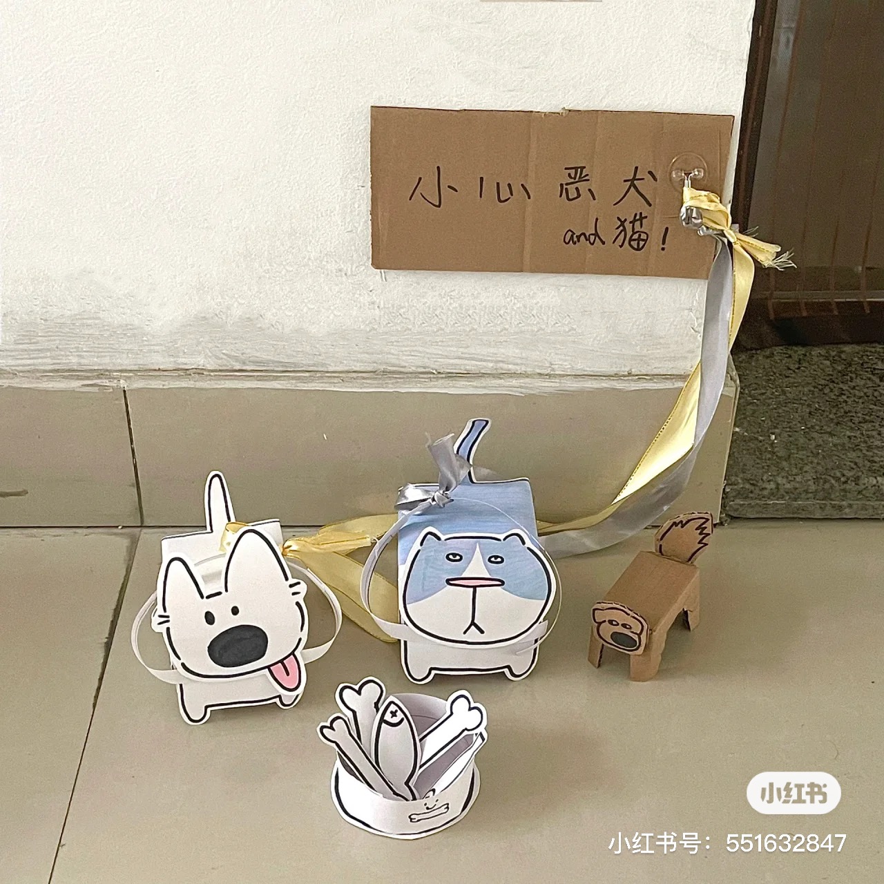 大學生會將小狗拴在宿舍門口「看家」。