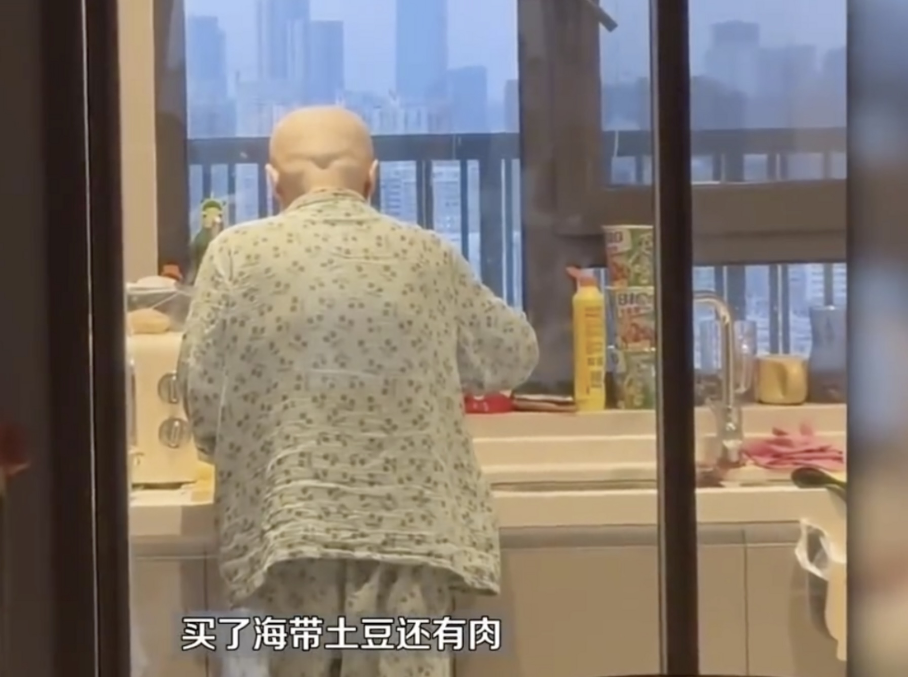 兒子看著媽媽憔悴的背影忍不住哭了。
