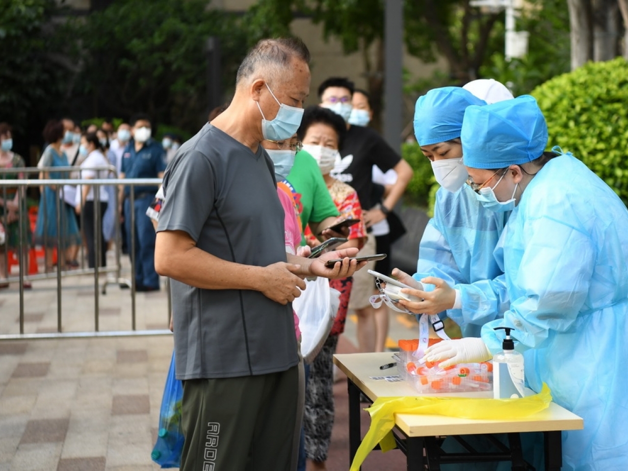 內地新冠疫情持續,昨日(9日)新增8824宗新冠本土個案,廣東仍佔最多,有3007宗,其中廣州佔2853宗。
