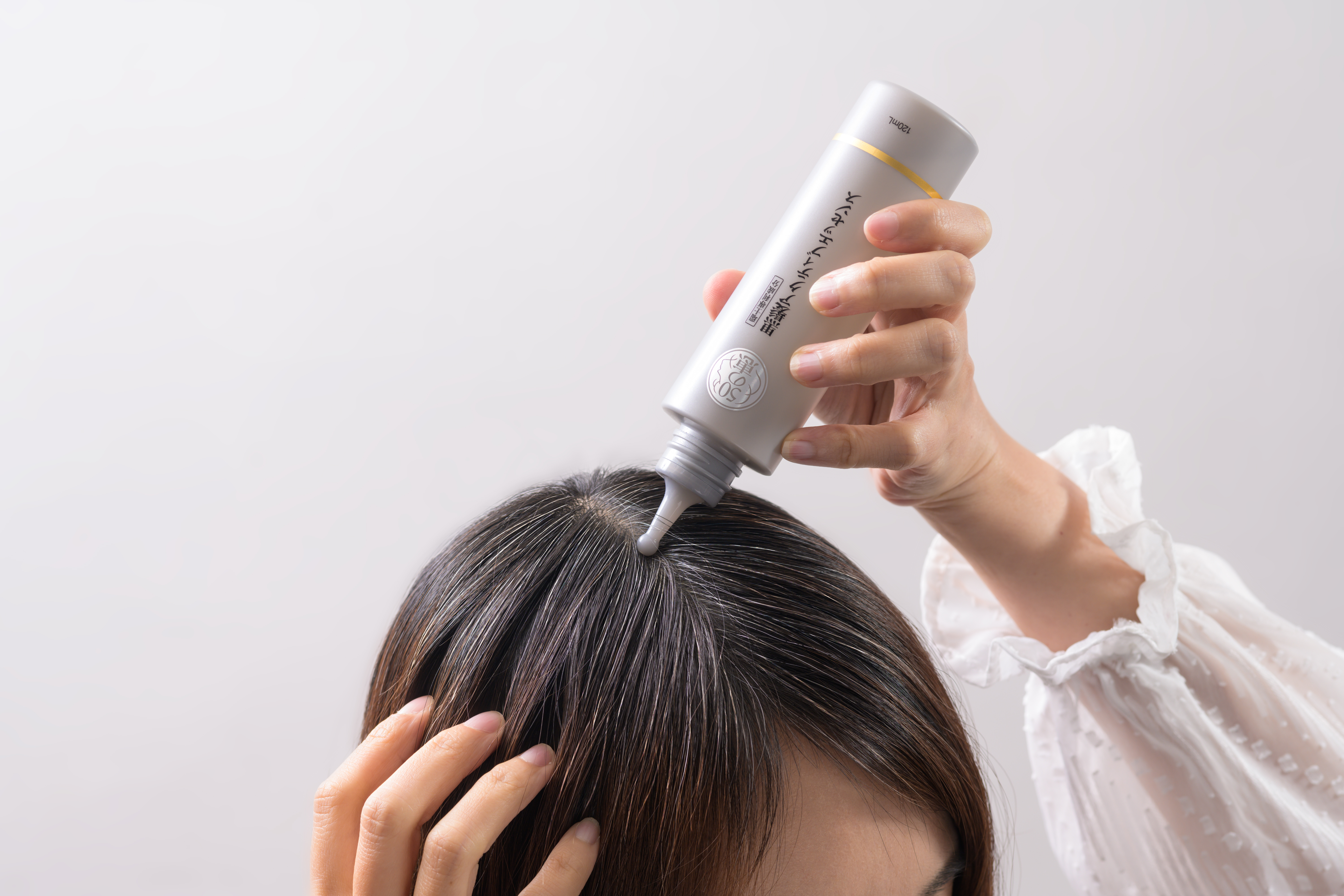 「50惠黑髮激活精華」由瑞士專利成分Darkenyl<sup>TM</sup>配合50種珍貴養髮精華，幫助激活頭髮形成黑色素，由髮根開始自然生出黑髮。