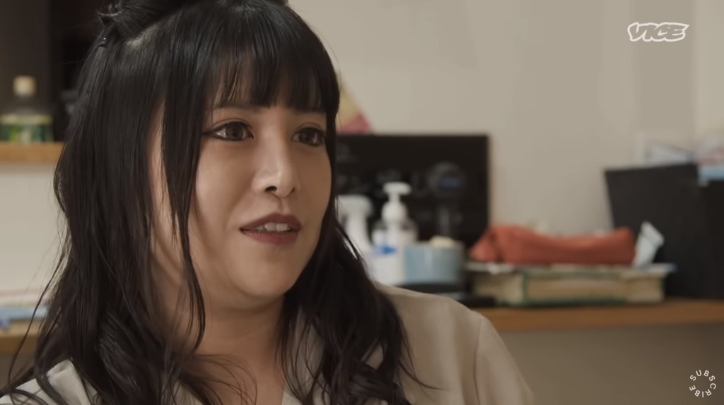 媽媽認為雙眼皮是「標準美」。