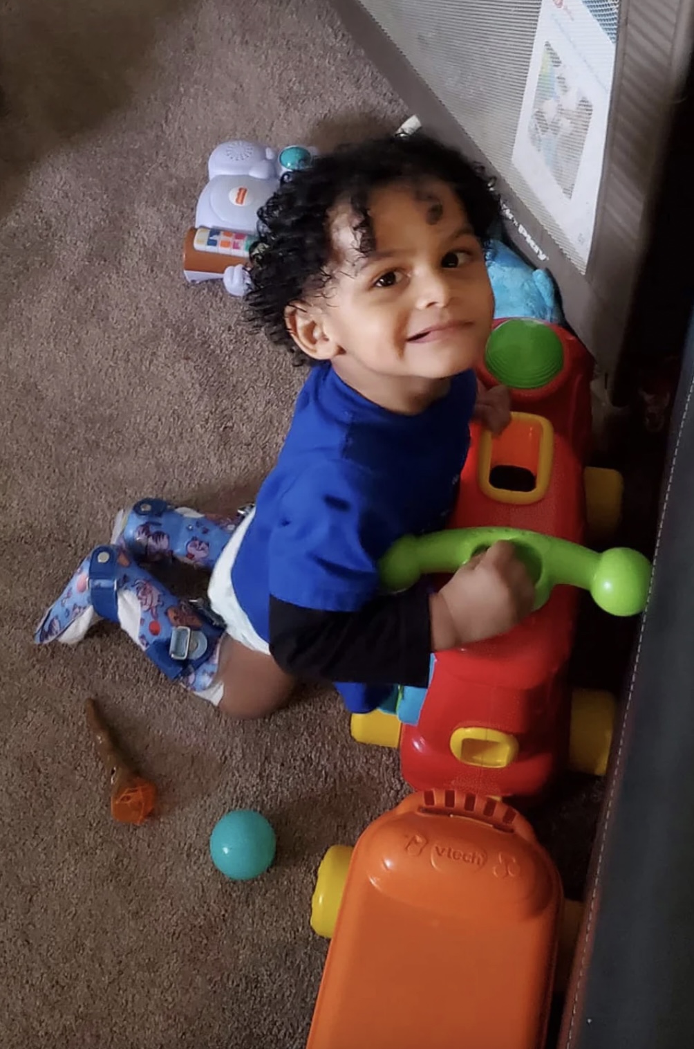 年僅2歲的小康德因無力自理，在家中伴屍多日。