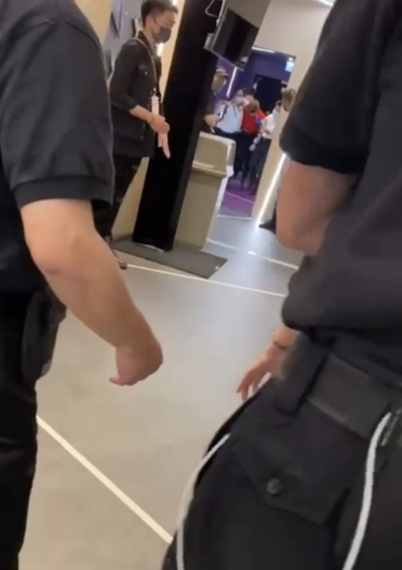 有人在現場拍到Anson Lo 身體虛脫,被工作人員攙扶離場。