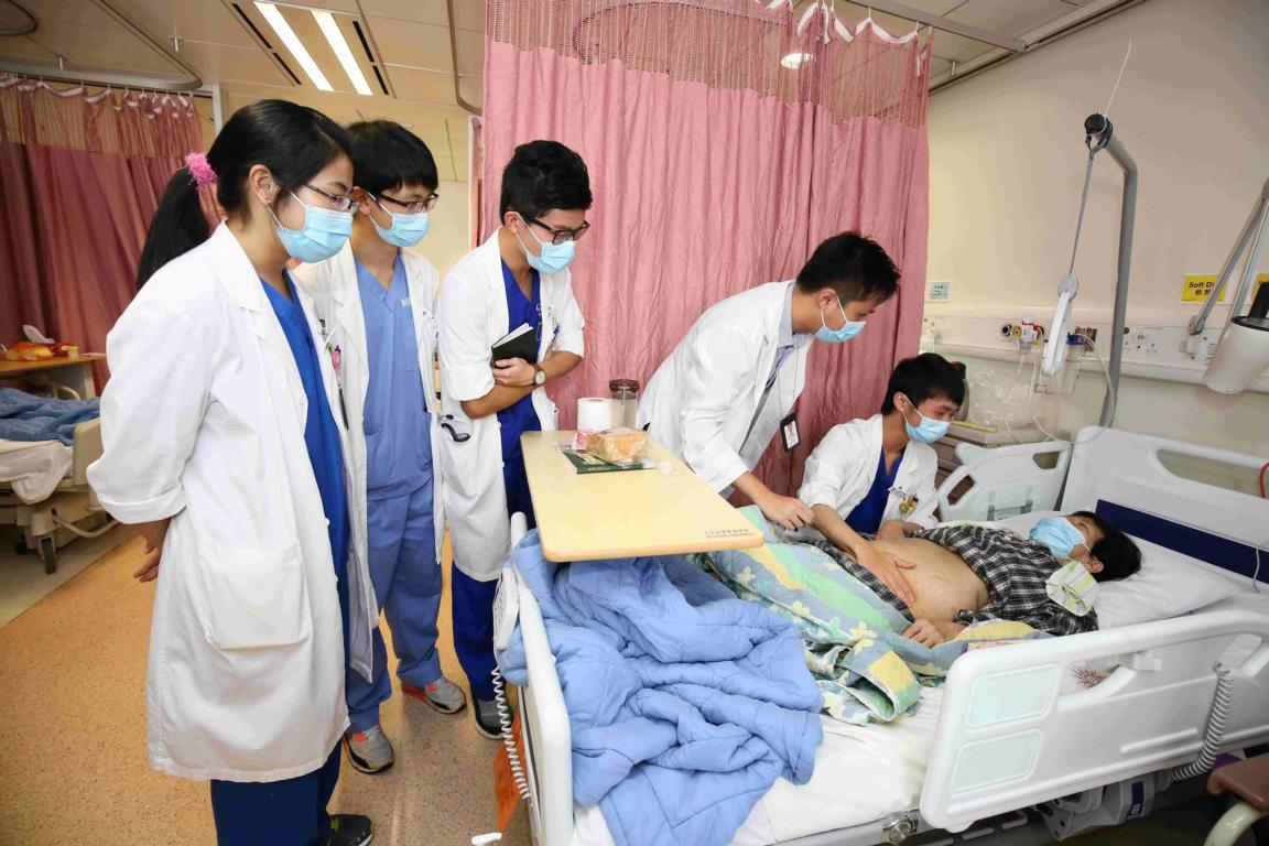 政府研究強制醫護人員要服務一定年期才能離開公營醫院。有公院醫生組織表示,業界反應一片嘩然。