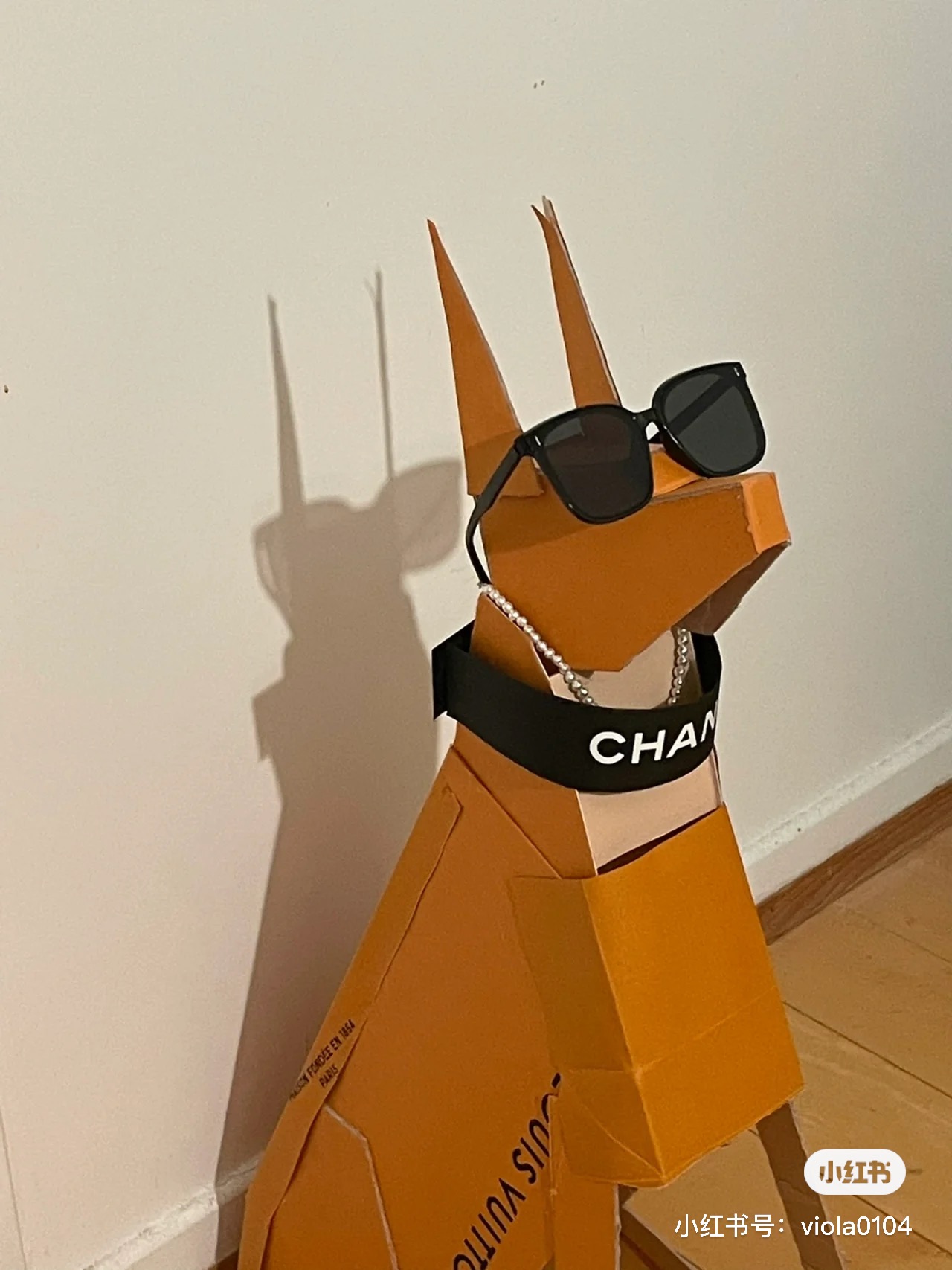 有些主人會為小狗掛上名牌、打扮。