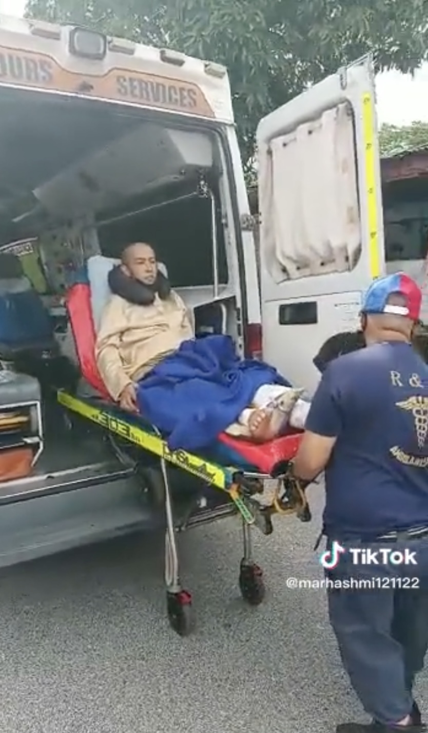 丈夫的雙腳無法彎曲,因此也沒辦法坐輪椅。