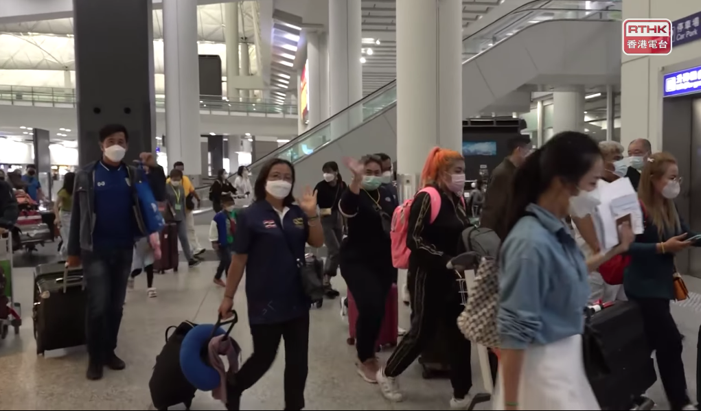 疫情後，首個抵港的泰國旅行團19日晚入境，行程四日三夜，惟未能受惠「團進團出」新安排，約50名團友只能在在酒店房間食飯盒。