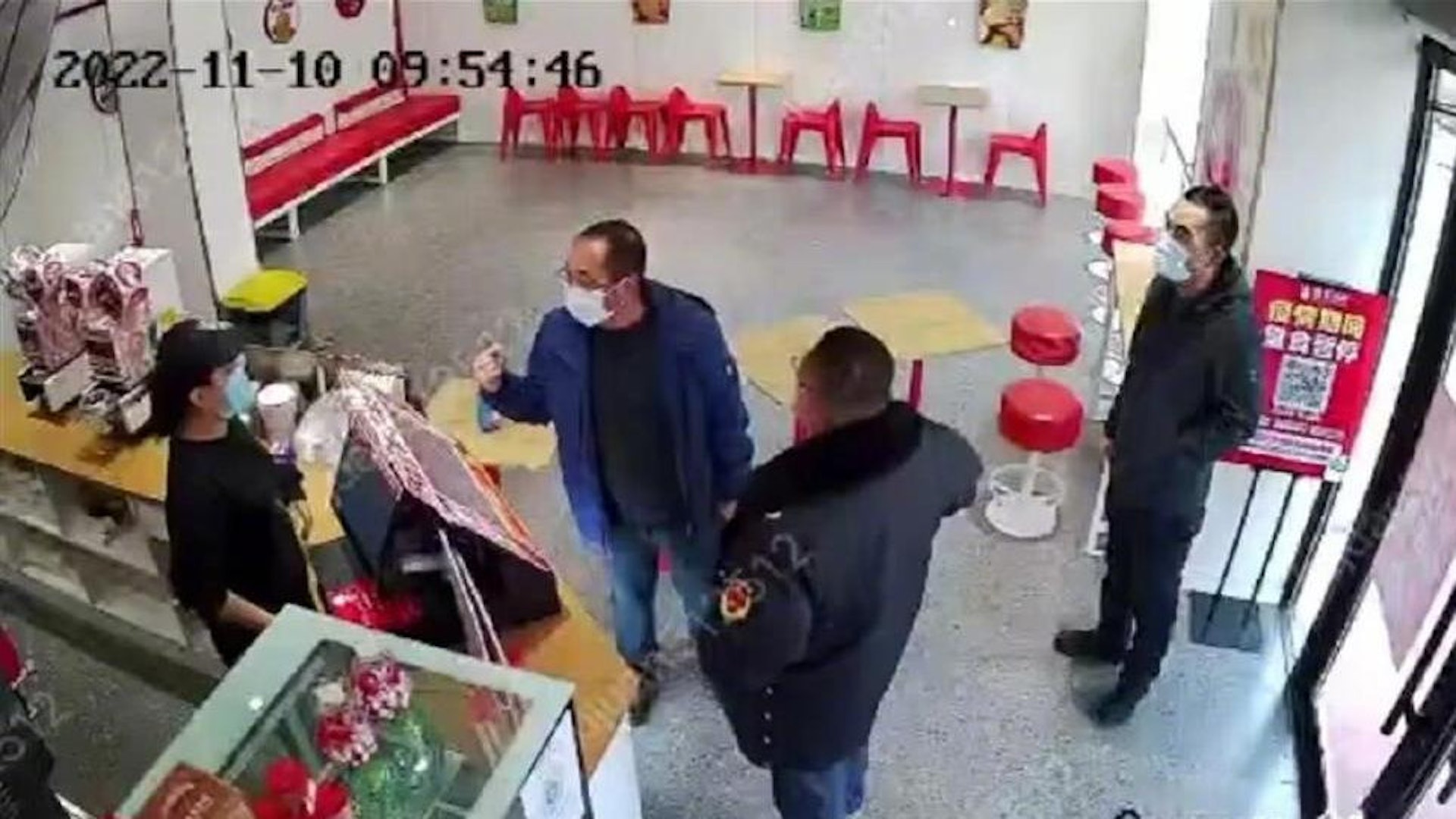 市場監管局官員喬裝成顧客故意刁難女店員。