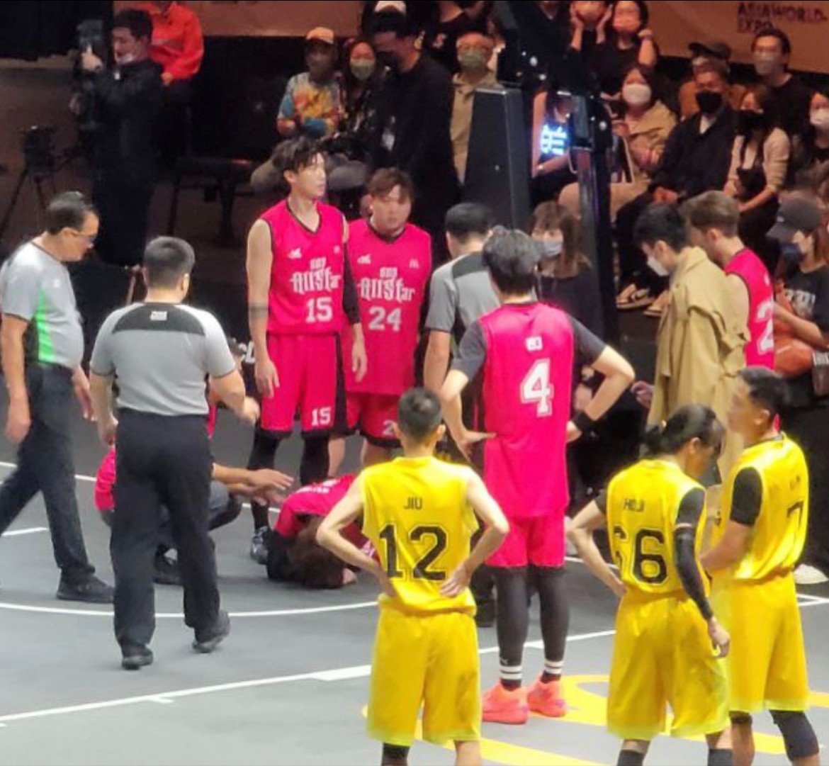 姜濤疑似扭傷膝頭,他抱著右膝久久無法站起來,樣子看起來十分痛苦。